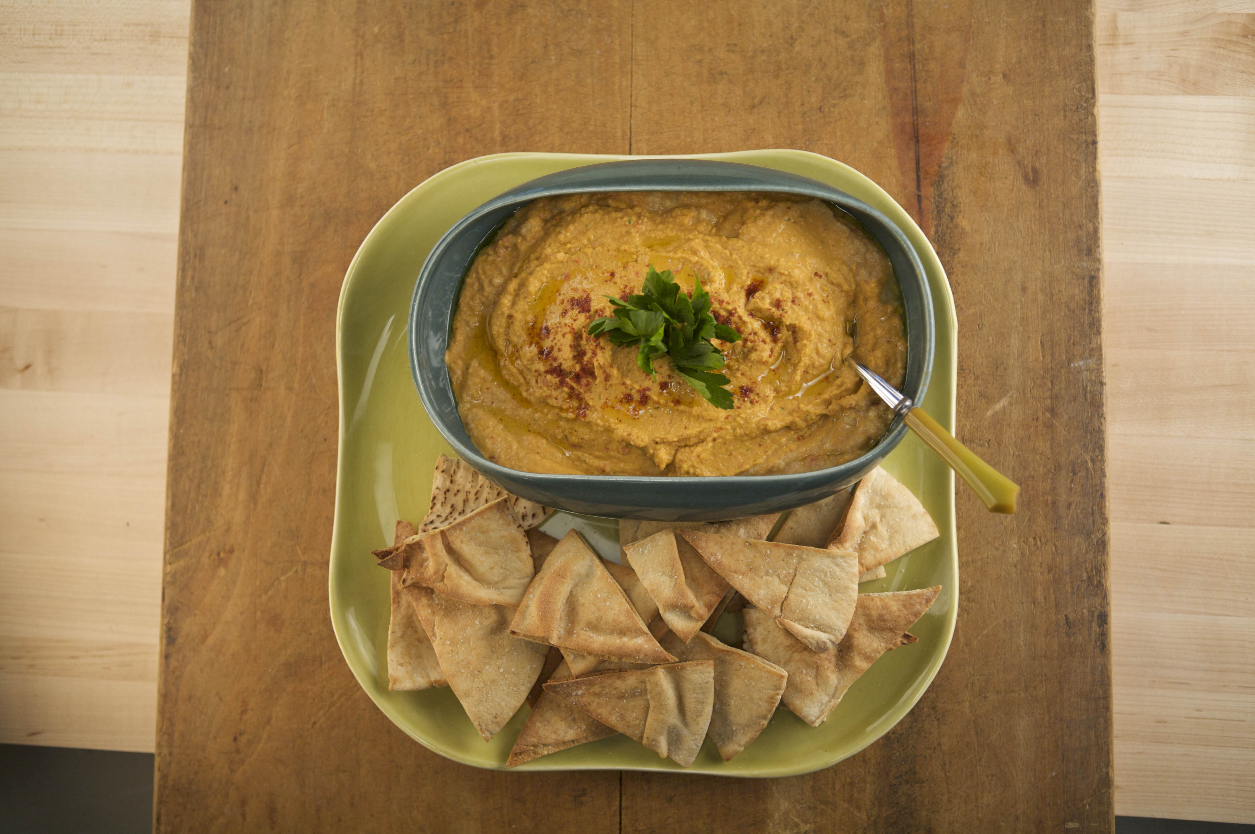 Roasted Redpepper Hummus With Homemade Pita Chips