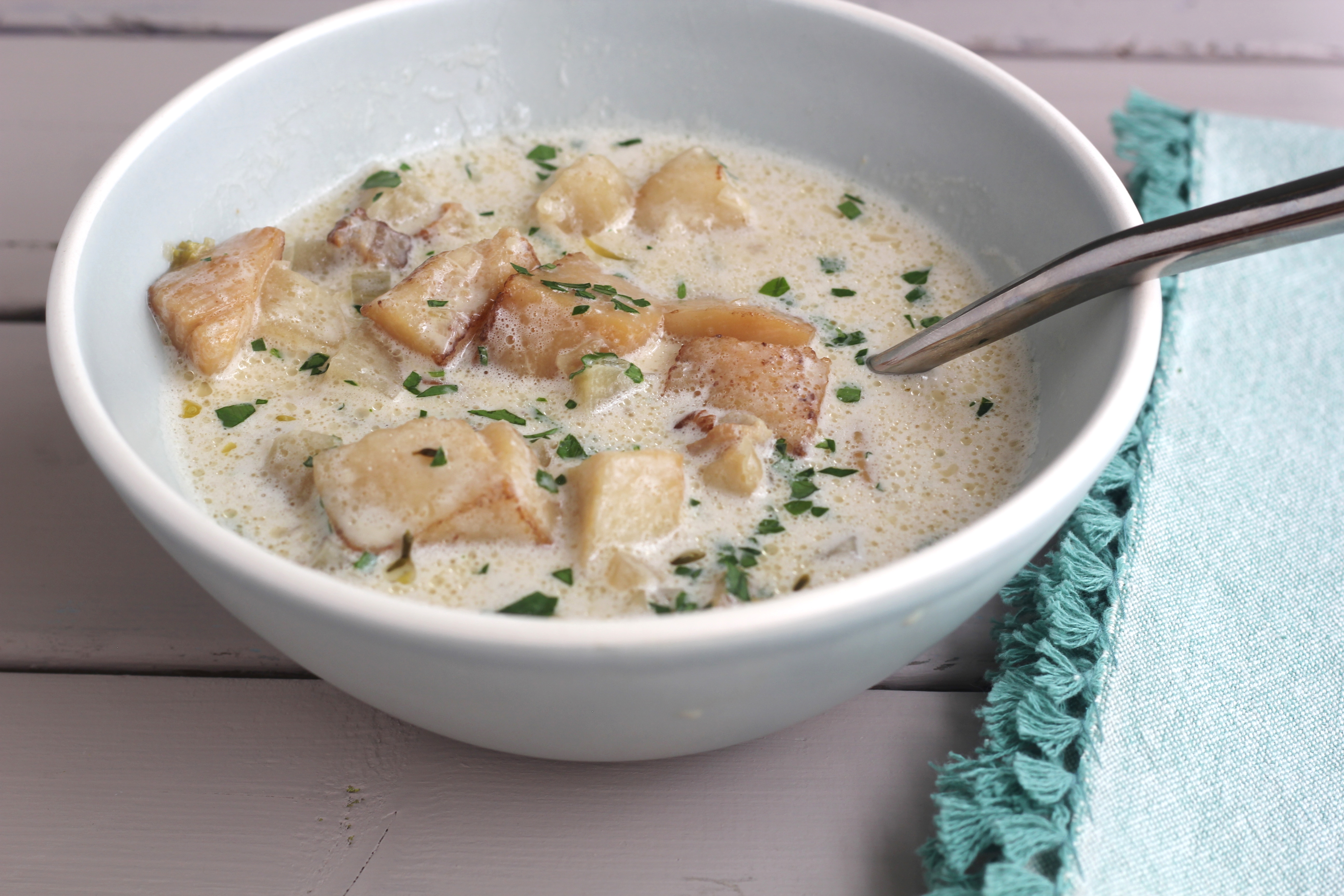 https://static.emerils.com/New%20England%20Scallop%20Chowder1.jpg